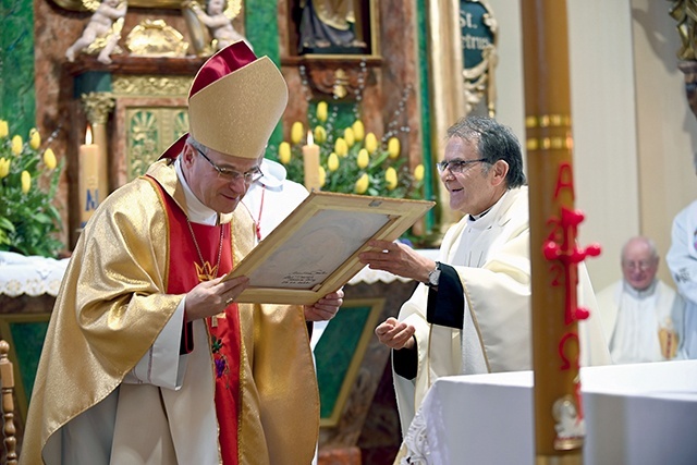 Na koniec Mszy św. biskup otrzymał od proboszcza kopię obrazu, którego autorką jest miejscowa malarka.