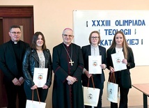 	Pamiątkowe zdjęcie finalistów diecezjalnego etapu z biskupem M. Mendykiem i ks. D. Mroczkowskim, dyrektorem Wydziału Katechetycznego.