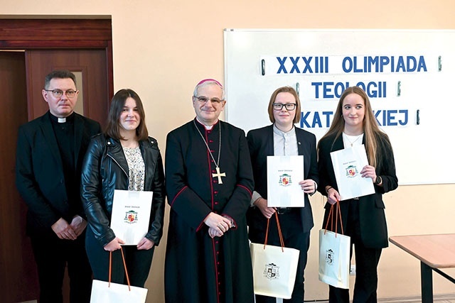 	Pamiątkowe zdjęcie finalistów diecezjalnego etapu z biskupem M. Mendykiem i ks. D. Mroczkowskim, dyrektorem Wydziału Katechetycznego.