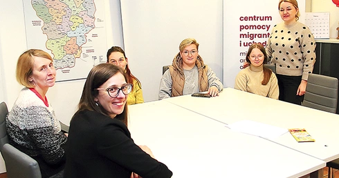 ▲	Grupa kobiet wraz z dziećmi korzysta ze spotkań, które mają im pomóc w adaptacji w Polsce.