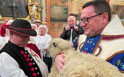 Ojciec Grzegorz Siwek pobłogosławił pasterzy i owce.