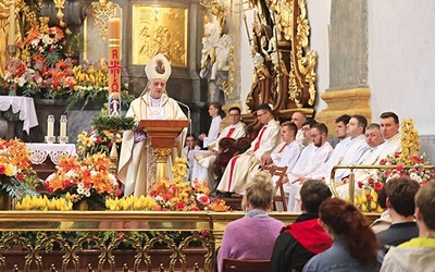 Z młodymi pielgrzymami w jasnogórskiej bazylice modlił się bp Roman Pindel.