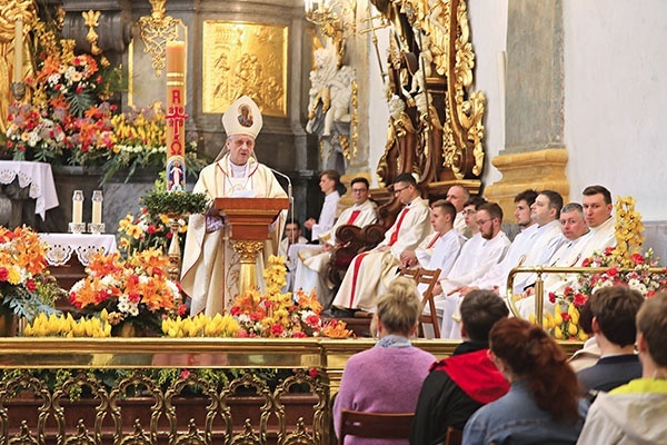 Z młodymi pielgrzymami w jasnogórskiej bazylice modlił się bp Roman Pindel.