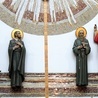 Figura św. Stanisława (z prawej) oraz świętych Wojciecha, Maksymiliana i Jana Sarkandra w andrychowskiej świątyni.