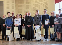 Siedmioro finalistów z bp. Sławomirem Oderem, katechetami i organizatorami. 