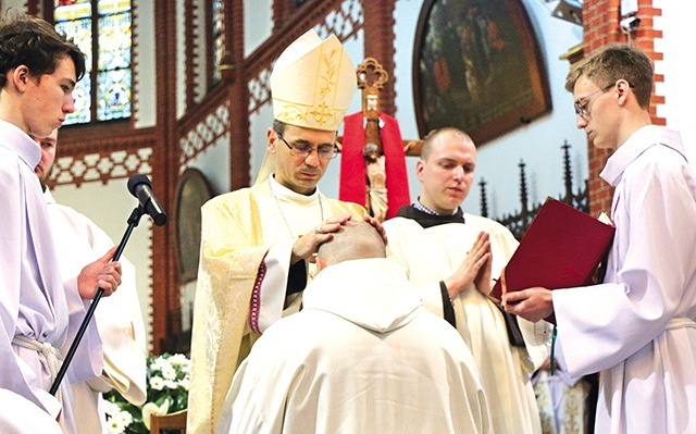 	Jak przypomniał biskup, Dzieje Apostolskie opisują diakonów jako tych, którzy służą słowu.