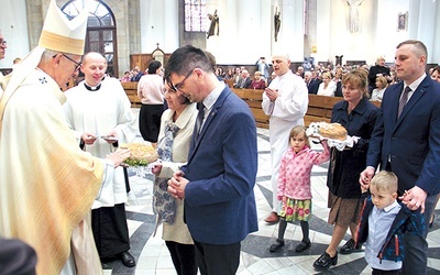 Złożenie darów ofiarnych na ręce abp. Wiktora Skworca.