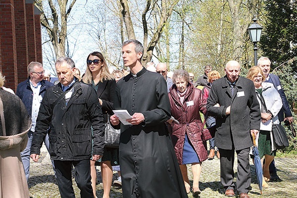 ▲	Uczestnicy III diecezjalnego dnia skupienia KWC przeszli wokół sanktuarium św. Stanisława Kostki, rozważając 14 stacji paschalnej Drogi Światła.