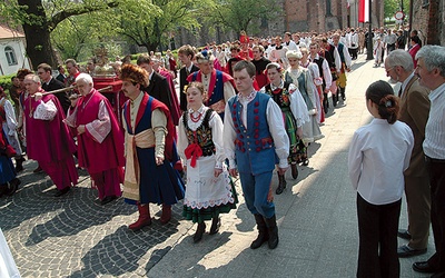 W ciągu wieków przejawy czci wobec patrona biskupiego miasta przybierały  różne formy.  Na zdjęciu: uroczystości zygmuntowskie w 2006 r.