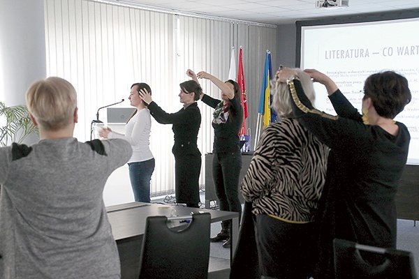 ▲	Uczestnicy ostatniej prelekcji mogli zapoznać się z prostą techniką automasażu m.in. głowy, szyi i barków, pomagającą w rozluźnieniu mięśni.