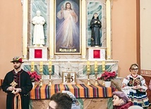 ▲	W Łyszkowicach do parafii wprowadzono relikwie św. Jana Pawła II i św. s. Faustyny, które ustawiono w nowym ołtarzu.