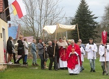 ▲	Parafianie uczestniczyli w procesji eucharystycznej i otrzymali błogosławieństwo Najświętszym Sakramentem.