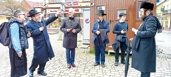 ▲	Papierowe kwiaty otrzymali także potomkowie Benjamina Federbuscha.