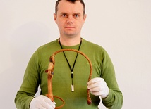 ▲	Wiktor Pietrzyk prezentuje harap  mjr. Henryka Dobrzańskiego.