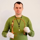 ▲	Wiktor Pietrzyk prezentuje harap  mjr. Henryka Dobrzańskiego.
