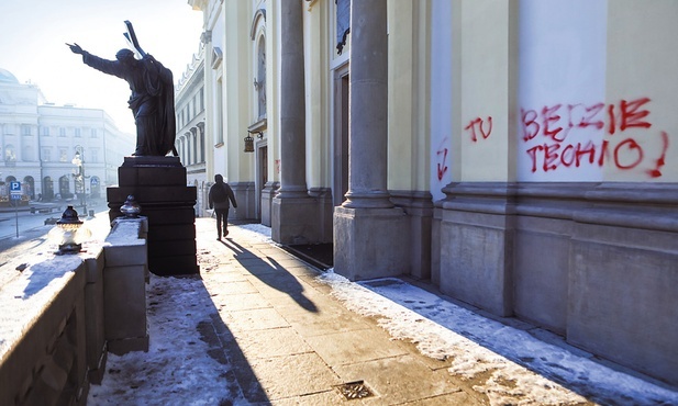 Zniszczona elewacja kościoła Świętego Krzyża w Warszawie w 2022 r. Miejsca kultu religijnego zdewastowano  87 razy.