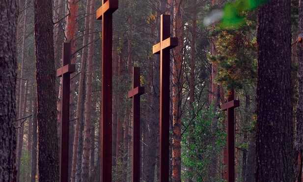 Na uroczysku leśnym Miednoje grzebano zamordowanych w Kalininie (obecnie Twer) polskich jeńców z Ostaszkowa.