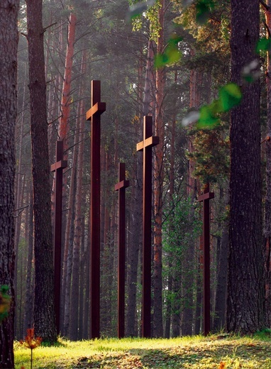 Na uroczysku leśnym Miednoje grzebano zamordowanych w Kalininie (obecnie Twer) polskich jeńców z Ostaszkowa.