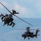 Wspólne ćwiczenia z armiami innych krajów NATO wzmacniają zdolności bojowe U.S. Army  na różnych frontach.  Na zdjęciu należące  do amerykańskiej armii helikoptery AH-64 Apache podczas manewrów w Europie w maju 2022 roku.