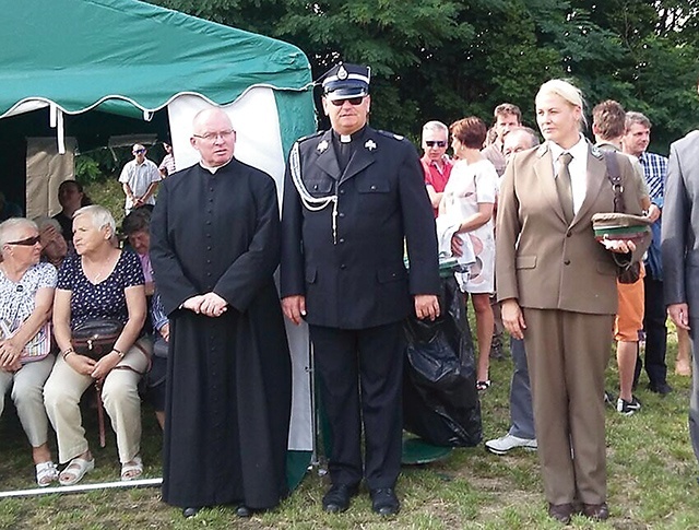 	Ks. Tomasz Biszko (w środku) w galowym mundurze.