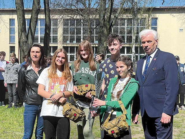 W I Regionalnych Mistrzostwach Pierwszej Pomocy Szkół Podstawowych zwycięzcami zostali uczniowie z Mokrej Lewej. 