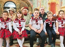 	Dzieci z przedszkola sióstr nazaretanek wraz seniorami uczestniczyły w Eucharystii.