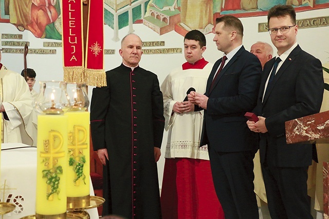 Kapłana odznaczyli Przemysław Czarnek, minister edukacji narodowej, oraz Andrzej Bilttel, sekretarz w Ministerstwie Infrastruktury.