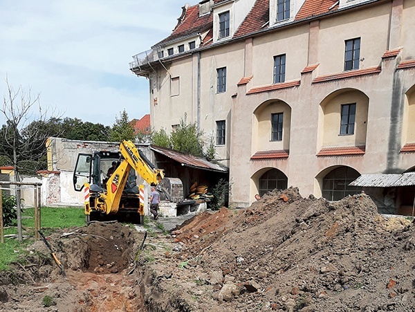 Badania konserwatorskie budynku dawnego Gimnazjum Piastowskiego (wrzesień 2022).