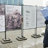 Wystawa prezentowana jest na placu św. Jana Pawła II w Opolu.