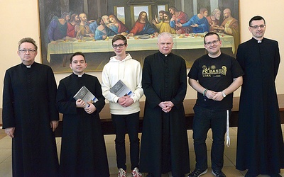Zwycięzca (drugi z prawej) z wykładowcami biblistyki, rektorem seminarium (trzeci z prawej) i uczestnikami konkursu, którzy zajęli drugie i trzecie miejsce.