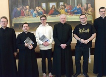 Zwycięzca (drugi z prawej) z wykładowcami biblistyki, rektorem seminarium (trzeci z prawej) i uczestnikami konkursu, którzy zajęli drugie i trzecie miejsce.