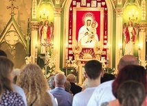 Przed obrazem Matki Bożej w Duczyminie często modlił się i wybrał drogę powołania młody Stanisław.