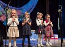 Na scenie zaprezentowały się dzieci, które śpiewały z wielkim sercem.