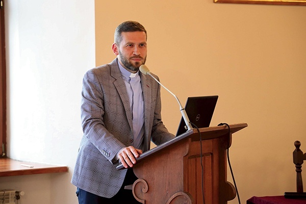 Wykładowca skupił się na starotestamentalnych postaciach, ukazując ich życie w kontekście historii starożytnego Egiptu.