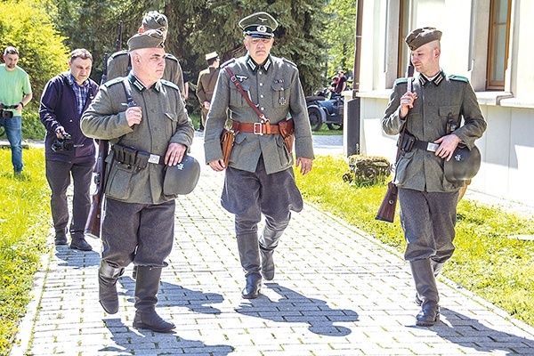 Przed dawną rezydencją dzikowską. W randze hauptmanna  Dariusz Solka.