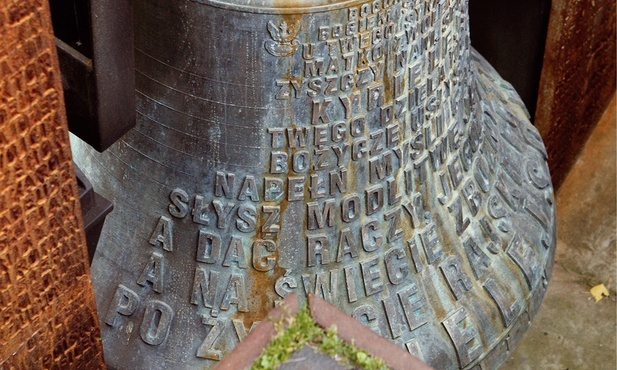 Dzwon z zapisem pieśni „Bogurodzica” na Polskim Cmentarzu Wojennym w Lesie Katyńskim.