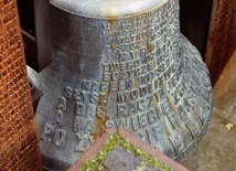 Dzwon z zapisem pieśni „Bogurodzica” na Polskim Cmentarzu Wojennym w Lesie Katyńskim.