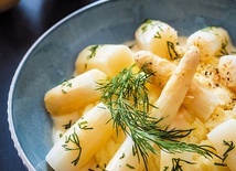 Przepis na białe szparagi w sosie cytrynowym