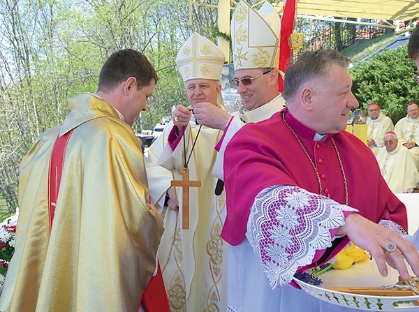 ▲	Kapłan przygotowuje się do wyjazdu na Kubę. 