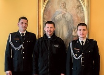 ▲	Kapłan wraz ze współdruhami z OSP – Przemysławem Wotyńskim i Sebastianem Semmerlingiem.