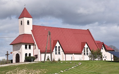 ▲	Świątynia dominuje na wzgórzu nad osadą.