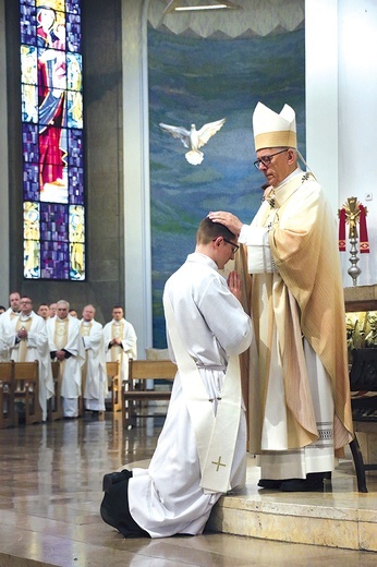 ▲	Gest nałożenia rąk przez biskupa w obrzędzie święceń prezbiteratu poprzedza Litania do Wszystkich Świętych.  Po biskupie ten sam gest powtarzają wszyscy obecni księża: kładą ręce na każdego z wybranych. Na zdjęciu: abp Wiktor Skworc w czasie ubiegłorocznej uroczystości – 14 maja 2022.