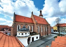 Świątynię wzniesiono w ścisłym centrum miasta