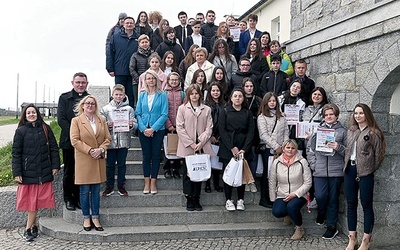 Wspólne zdjęcie nagrodzonych z opiekunami i organizatorami.