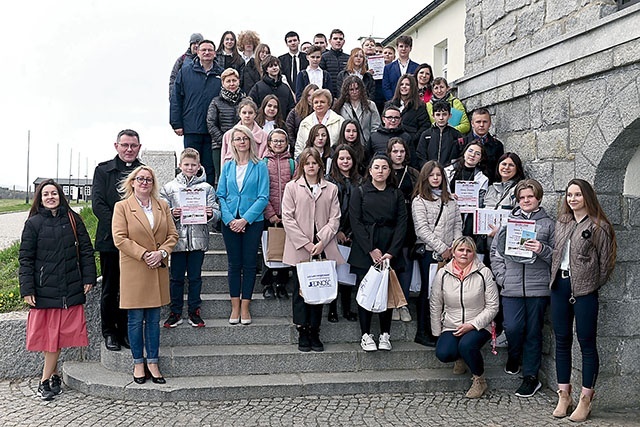 Wspólne zdjęcie nagrodzonych z opiekunami i organizatorami.