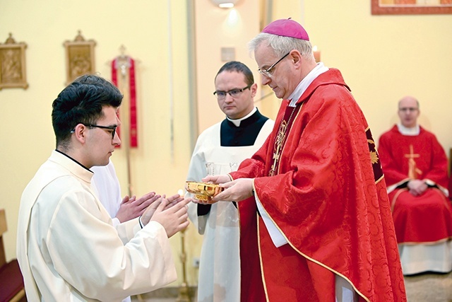 W procesji z darami kandydat do święceń przyniósł do ołtarza chleb.