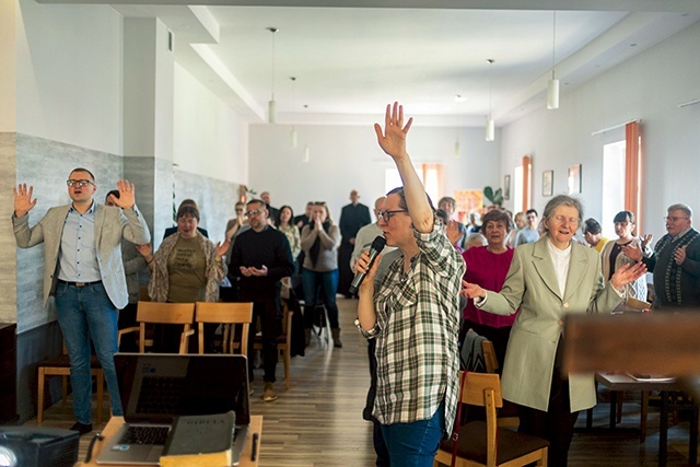 Ważnym momentem była modlitwa uwielbienia.