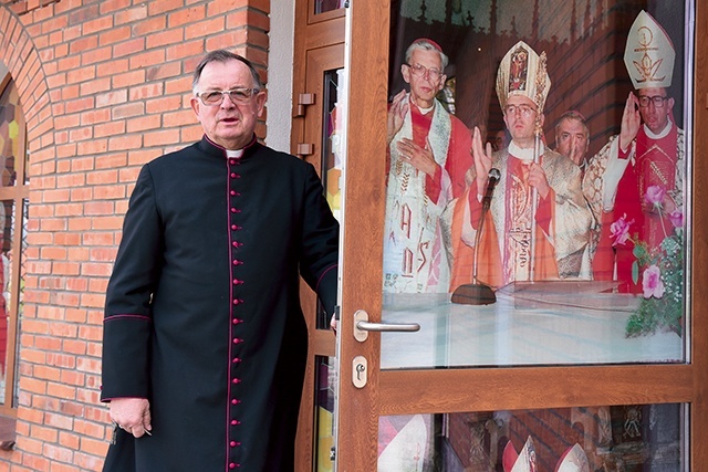 Ks. Władysław Pasiut przed izbą pamięci  bp. Jana Styrny.