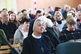 Uczestnicy sesji. S. Justyna Papież od ponad 30 lat prowadzi wspólnotę  KWC w Dębicy.