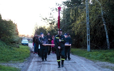 ▲	Idąc, wierni odśpiewali Koronkę do Miłosierdzia Bożego. 